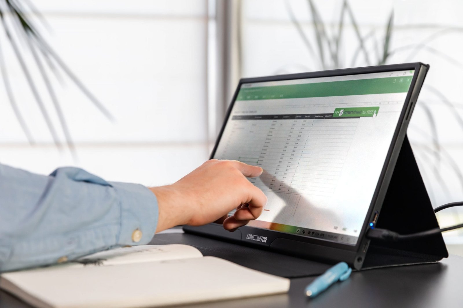 Lumonitor Touchscreen Monitor